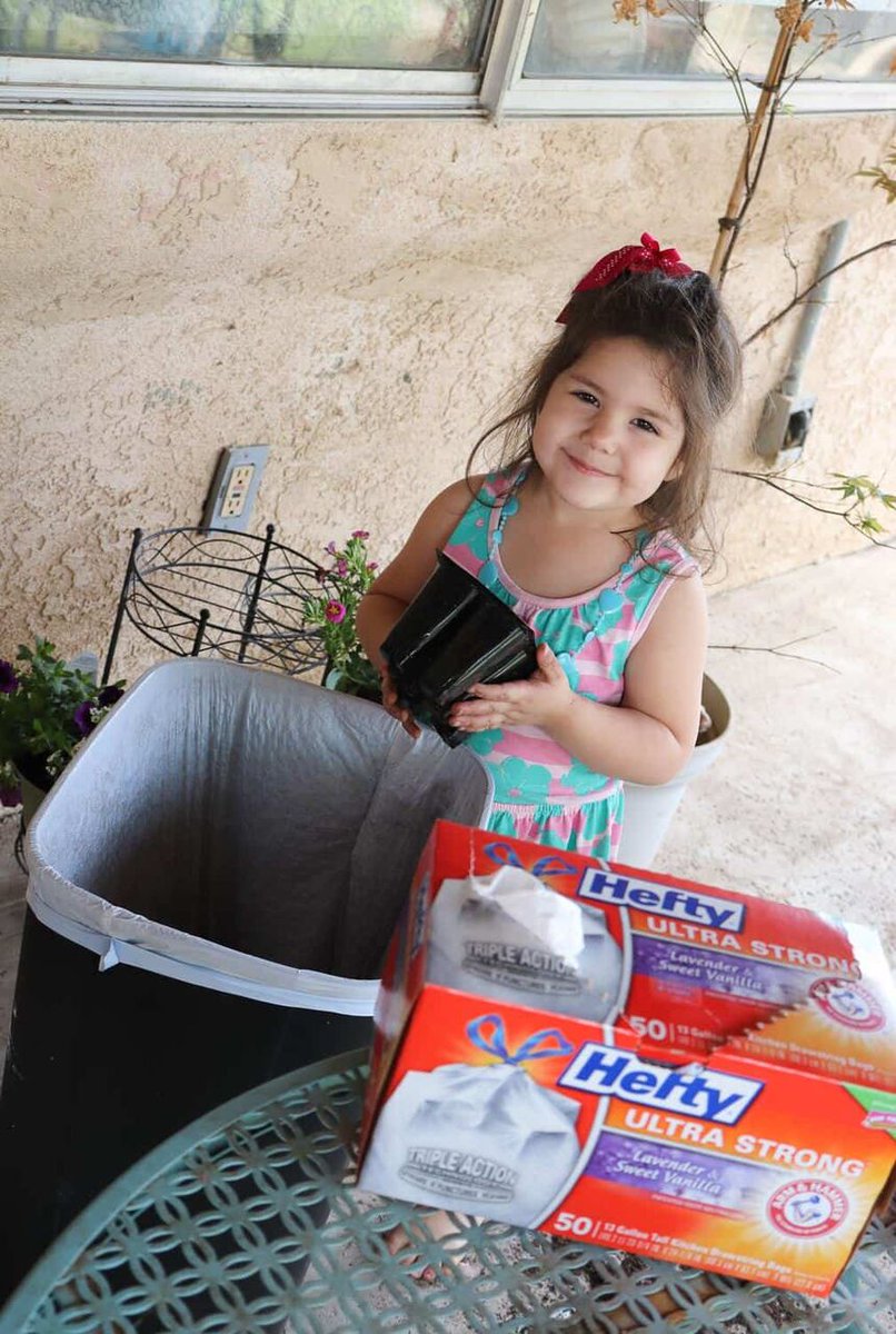 Momalwaysknows1's tweet photo. Gracious and giving, two qualities that every #UltraStrongMom should have. @sammyapproves shares how she’s teaching her daughter this and much more! @Hefty #HeftyPartner https://t.co/IDQrR7uVlN https://t.co/xaMQ8ux9Ae