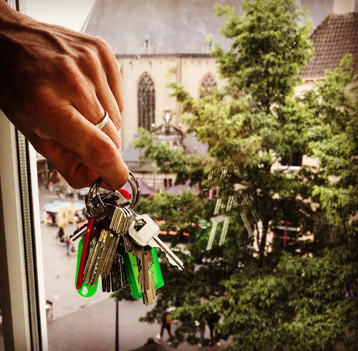 Wij zijn heel erg blij!! Beeldprikkels heeft een nieuwe plek na de brand in ons oude kantoorpand. Dit wordt ons nieuwe uitzicht vanaf september. Nu gaan we hard aan de slag om er een prachtig kantoor van te maken! #HQ #office #view #melkmarkt #zwolle