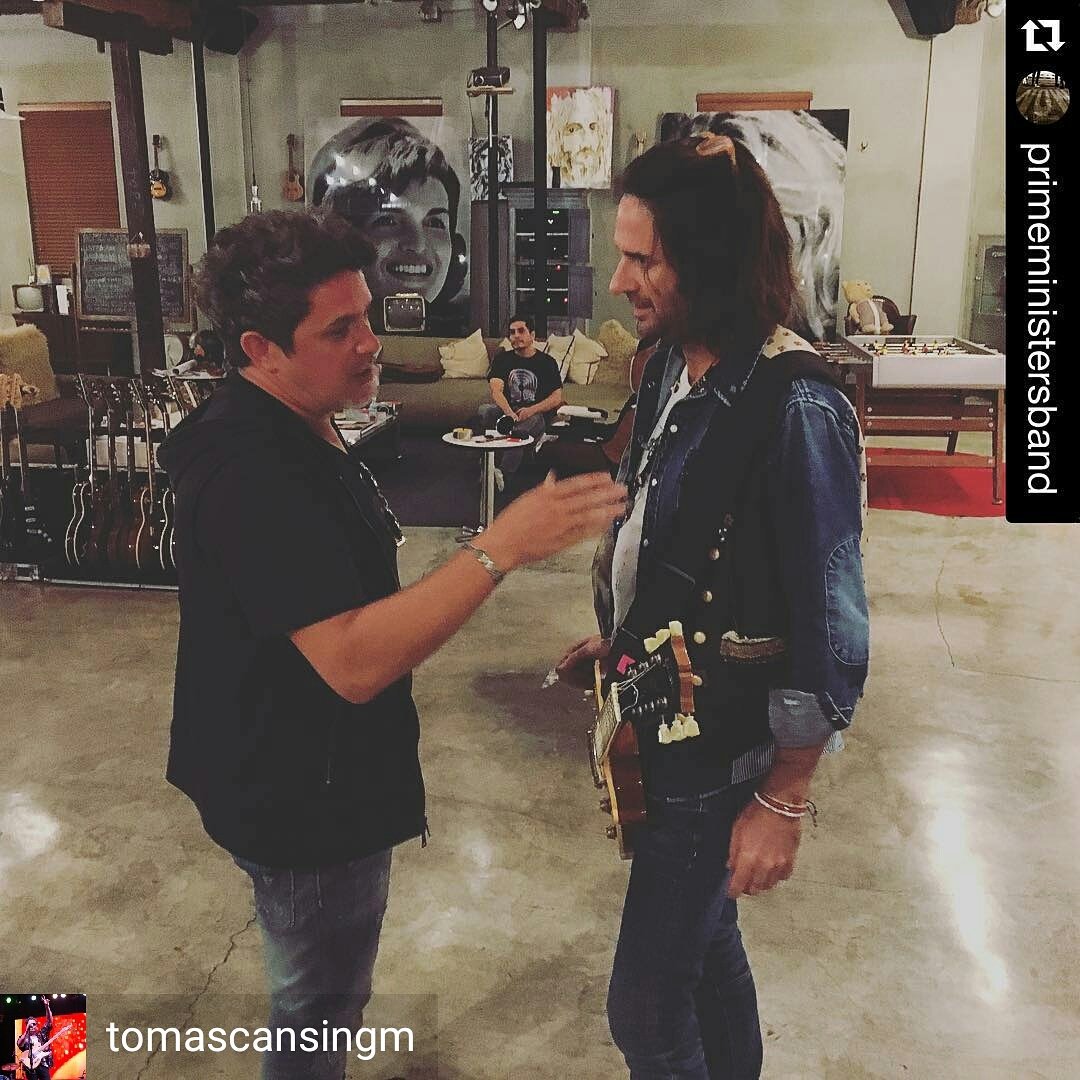 AQueNoMeSuenAS's tweet photo. Infraganti con grandes músicos #Repost @Regrann from @tomascansingm  -  @primeministersband with @repostapp.
@alejandrosanz @cactusgamarra #space52 https://t.co/nfRiCTSrXv