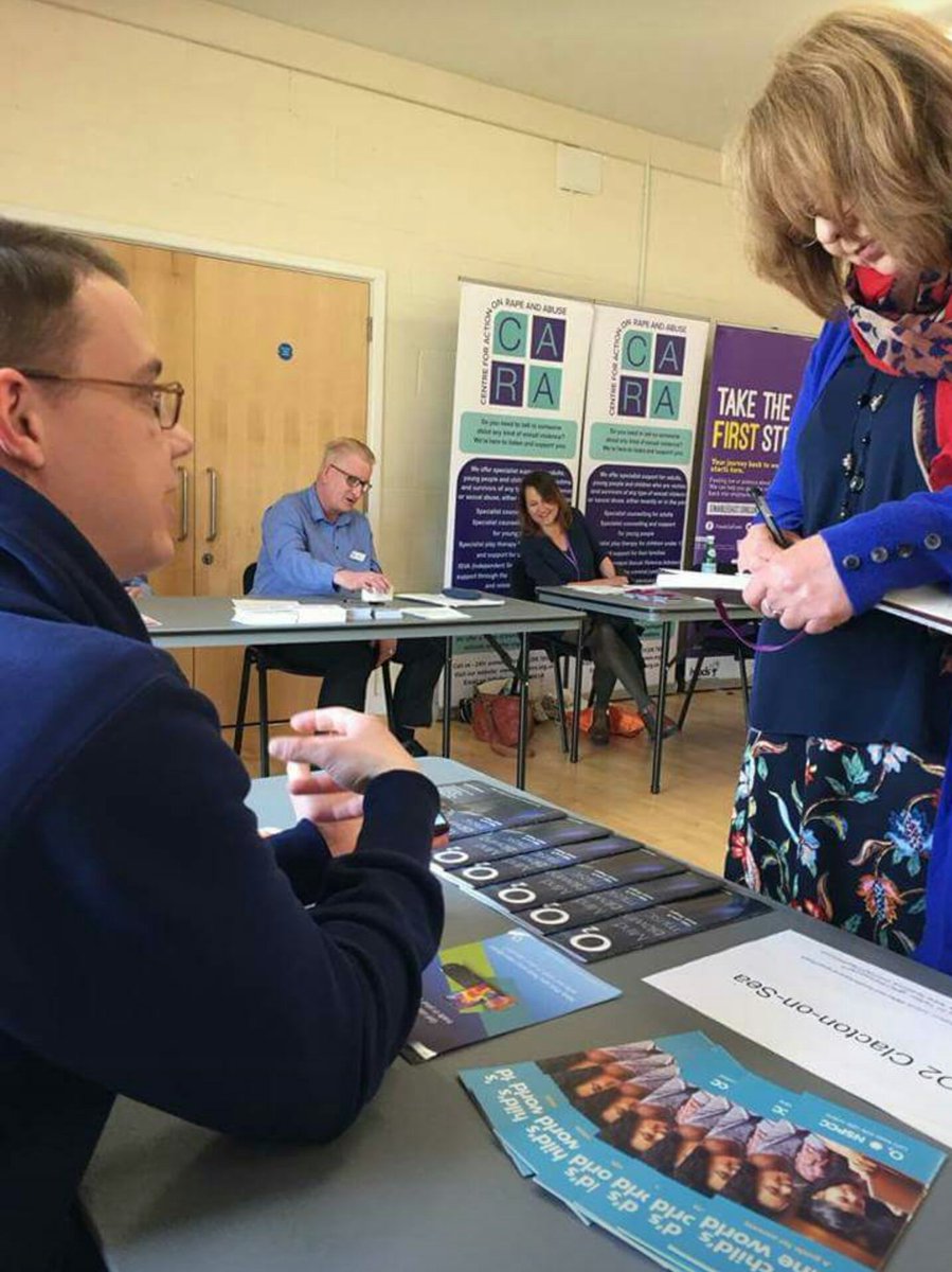 Avertec_'s tweet image. Jake and Guru Liam from #O2Clacton supporting the mental health and wellbeing show. Sharing their knowledge of various apps to help improve mobility, encourage exercise and even meditation. Great work guys #O2inthecommunity #guruinthecommunity #moreforyou #avertec
