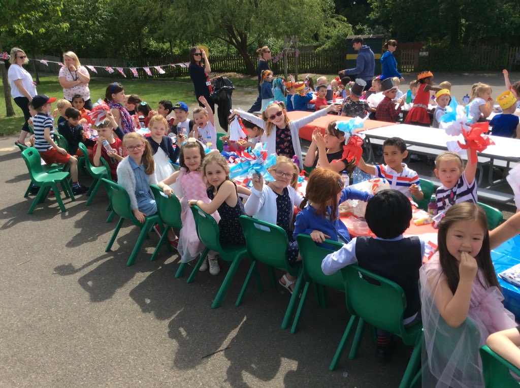 A few snaps from our #royalwedding #streetparty 🤴🏻👰🏻🇬🇧 We had lots of fun singing and dancing with our friends! #fun #school #party #redwhiteandblue