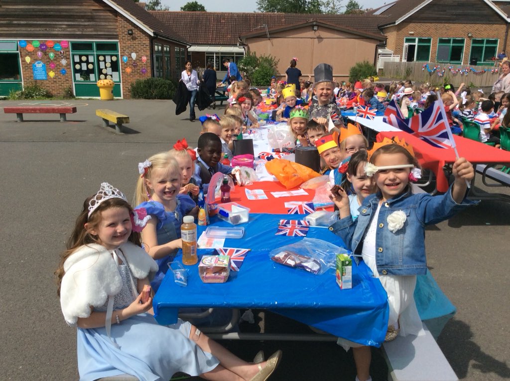 HSPrimary's tweet photo. A few snaps from our #royalwedding #streetparty 🤴🏻👰🏻🇬🇧 We had lots of fun singing and dancing with our friends! #fun #school #party #redwhiteandblue https://t.co/BkJV3EsnAE