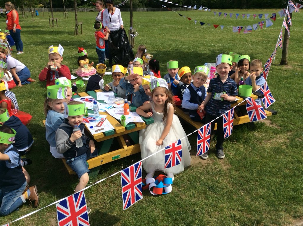 HSPrimary's tweet photo. A few snaps from our #royalwedding #streetparty 🤴🏻👰🏻🇬🇧 We had lots of fun singing and dancing with our friends! #fun #school #party #redwhiteandblue https://t.co/BkJV3EsnAE