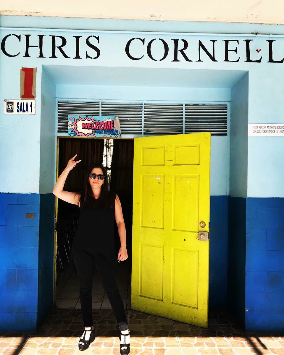 Clau_Barahona's tweet photo. @sonarfm @alfaxis Estaba camino a la pega cuando me enteré, Quedé en shock no lo creía. Tiempo después le puse su nombre a mi sala de clases... #sonarfm #alfaxis #CornelViveEnSonar https://t.co/WEfc2Jc3GY