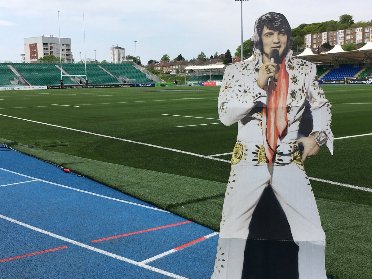 ROADTRIP | Our #AllowayElvis took a slight detour for his second stop today en route to the Weekender next Friday.

He has stopped by Scotstoun Stadium to cheer on <a href="/GlasgowWarriors/">Glasgow Warriors</a> in their #GuinnessPRO14 home semi-final against <a href="/scarlets_rugby/">Scarlets Rugby</a> 

#BurnsWeekender #wearewarriors