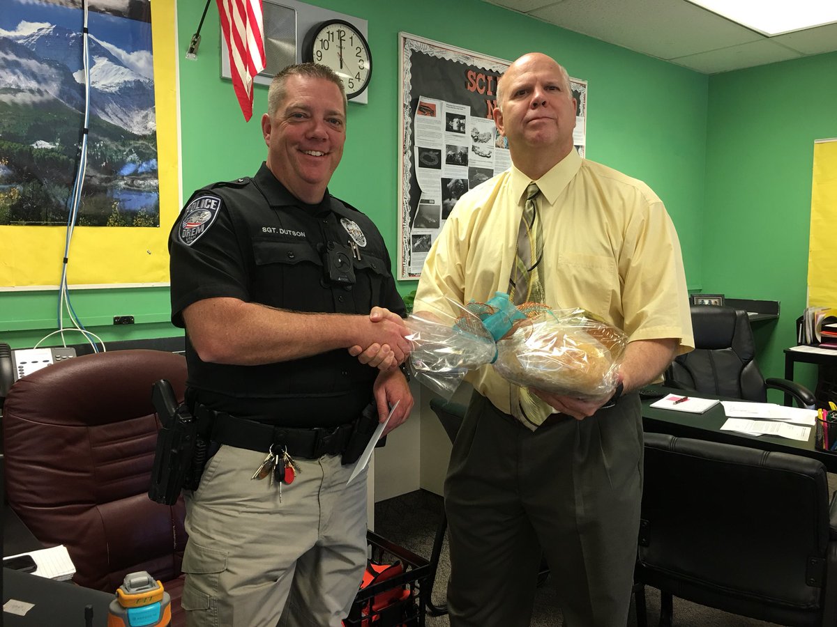 mvhsbruins's tweet photo. Thank you Sargent Dutson for your service to the students, faculty and Bruin Community! #NationalPoliceWeek #ViewinYou https://t.co/h9LpBXeMAc