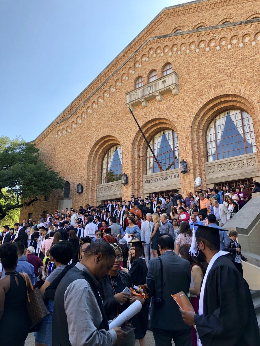 honsololam's tweet image. Made it to another #UTGrad18 ceremony. Congrats @LiberalArtsUT graduates #UTAustin