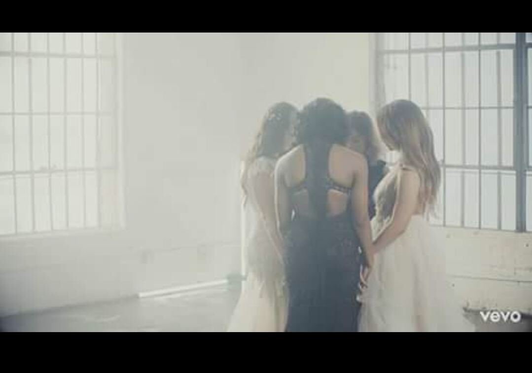 G27Yess's tweet photo. OMG!!😱
Ame este video!❤️
Pero a la vez me duele tanto, se separa nuestra hermosas chicas😔
Pero siempre en mi corazón, estará @FifthHarmony 

@FifthHarmony ❤️

#DSYLMMusicVideo  
#FifthHarmonyforever https://t.co/qjLEt8maGb