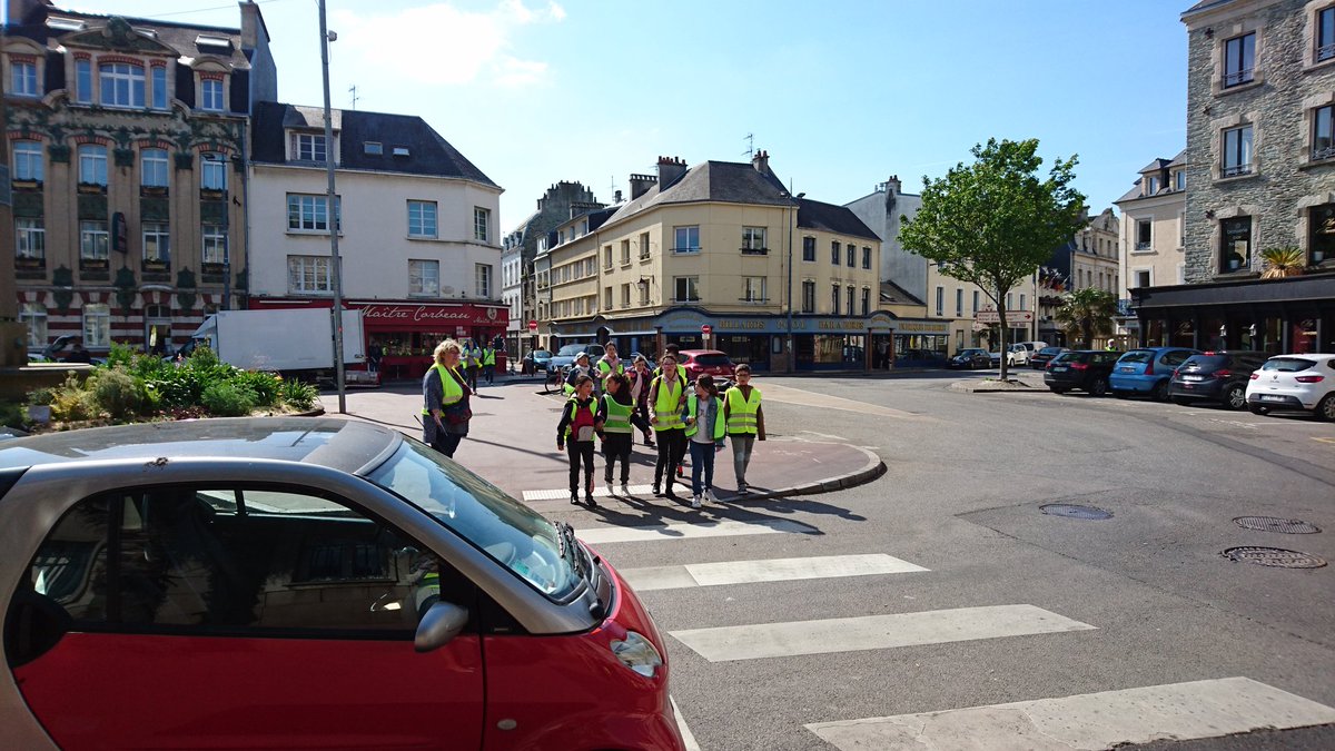 circo_valognes's tweet photo. Securite pietons ce matin a @CherbourgEnCot avec les eleves du bassin Nord. #autonomie #Coopération #parcourscitoyen merci à @CherbourgEnCot aux parents d'eleves,  aux enseignants et aux conseillers pedagogiques pour leur investissement! Bravo aux eleves ! https://t.co/jnT1sb2DgT