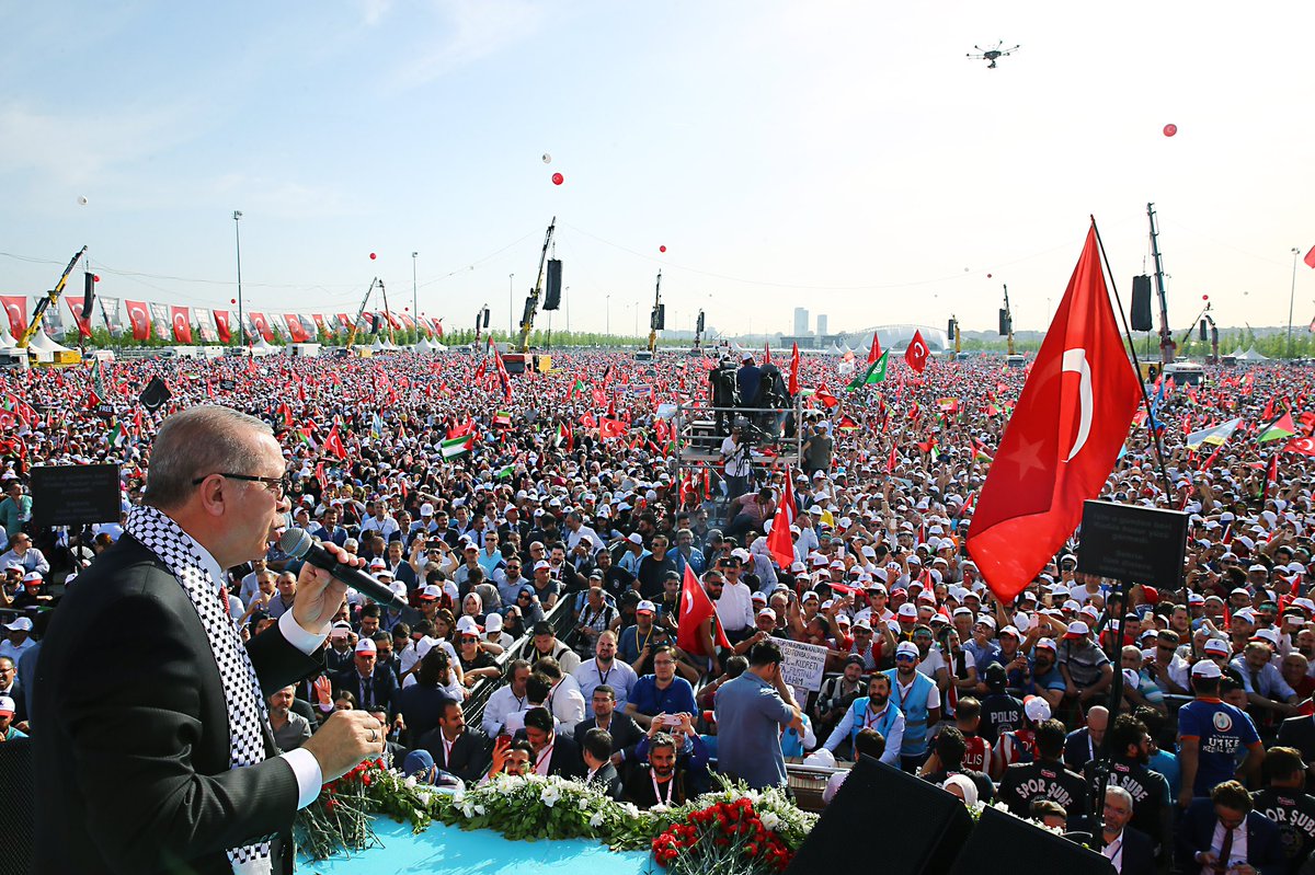 tcbestepe's tweet photo. Cumhurbaşkanı Erdoğan: “Kudüs, inşallah tüm Müslümanların kurtuluşunun vesilesi olacaktır. 

Peygamber Efendimizin Mirac’a çıktığı bu kutsal şehri, Hazreti Ömer’in ve Selahattin-i Eyyubi’nin mirasını sahipsiz bırakmayacağız.” #WeStandForQuds https://t.co/X6YquRT87w