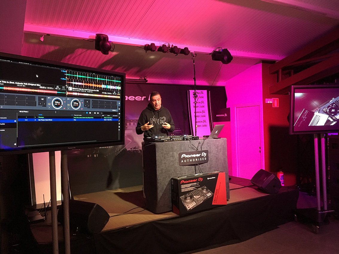 intermusicpro's tweet photo. Que buena la masterclass de ayer con #JordiCarreras , #PioneerDj y tod@s los asistentes. Un lujazo ver en acción el #ddj1000 con el #rbdmx1 !!! 🤙🏻😎🎧 Muchas gracias y nos vemos en la próxima!!! #intermusic #intermusicpro #musical72 https://t.co/Wsld3xa3VM