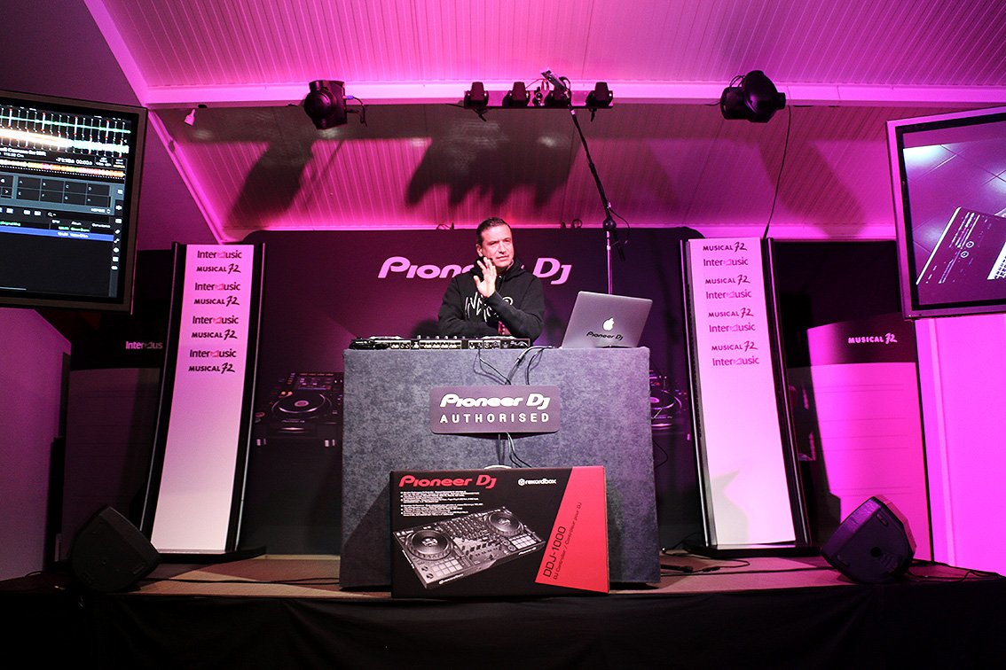 intermusicpro's tweet photo. Que buena la masterclass de ayer con #JordiCarreras , #PioneerDj y tod@s los asistentes. Un lujazo ver en acción el #ddj1000 con el #rbdmx1 !!! 🤙🏻😎🎧 Muchas gracias y nos vemos en la próxima!!! #intermusic #intermusicpro #musical72 https://t.co/Wsld3xa3VM