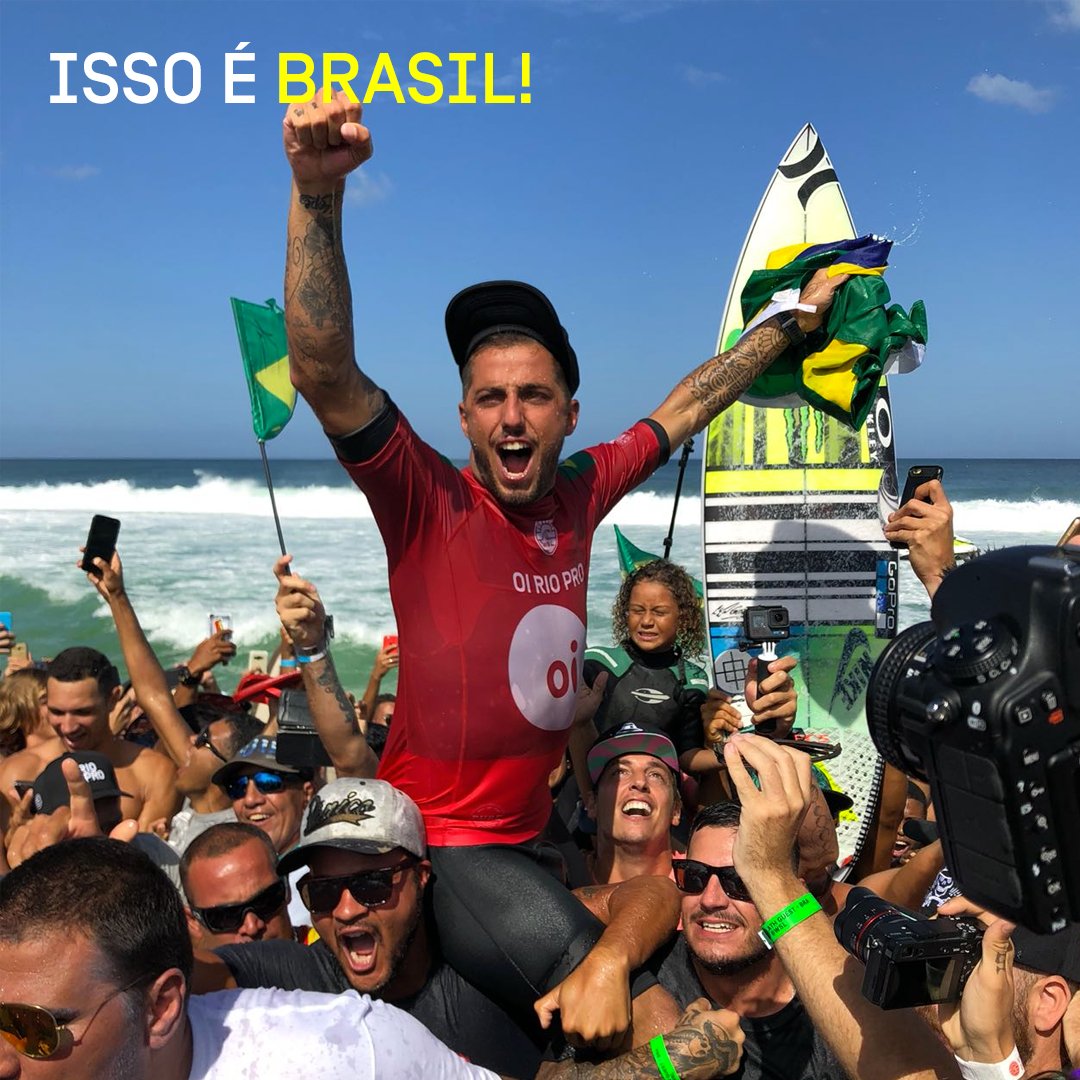 oi_oficial's tweet photo. É do Brasil! @toledo_filipe arrebentou no #OiRioPro e vai levantar nossa prancha ilustrada! Valeu pela torcida, que acompanhou o show do surfista e vibrou com cada rasgada em Saquarema. #OSurfeJunta https://t.co/r6MWGKaeCr