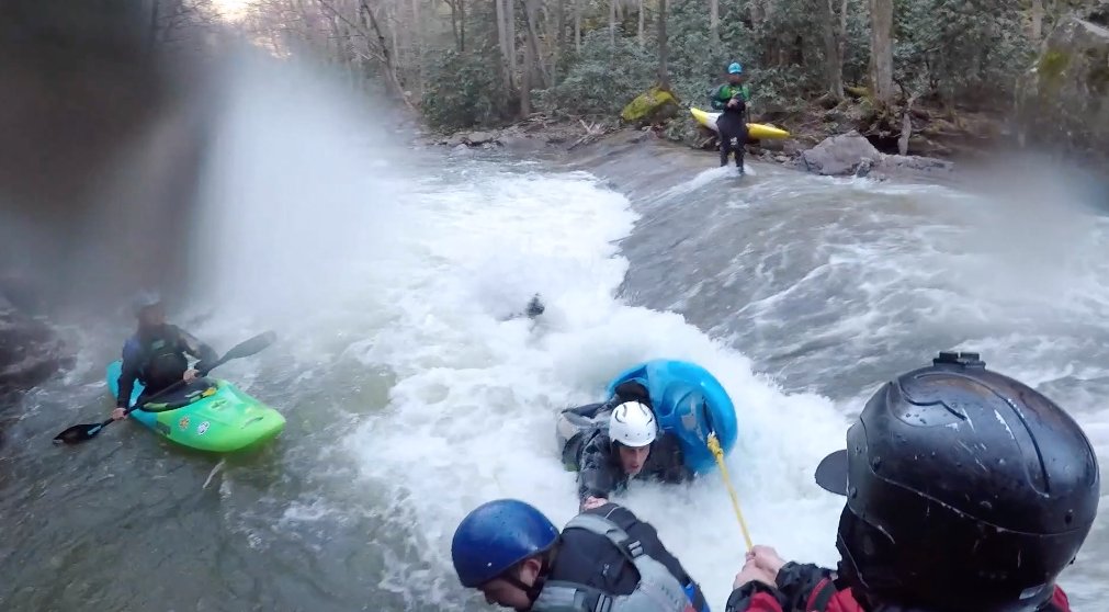 kayakSessionMag's tweet photo. Watch Jeff Prior getting stuck under a log on Glade Creek (West Virginia) and rescued by his friends after a rather long battle. Things go quick, that is why it is important to never paddle alone, and always carry a throw bag! #logsucks #whitewater #beater #kayaksession https://t.co/vDq44knts2