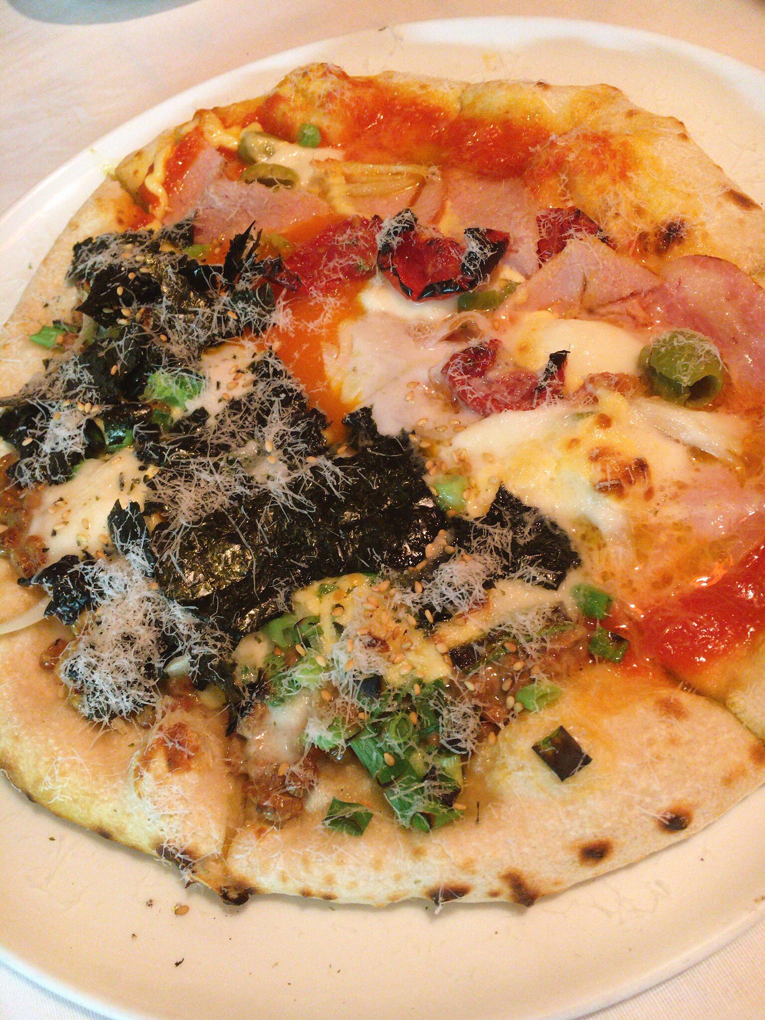 孤独のグルメ情報 非公式アカウント 納豆のピザ ハムのピザ ハーフ ハーフ 2 160円 は生地がモッチモチ 普通は数時間のところ 48時間も生地を寝かせてるそうです 納豆のピザはそのまんまストレートな納豆味で 海苔とタマネギがいい仕事してます