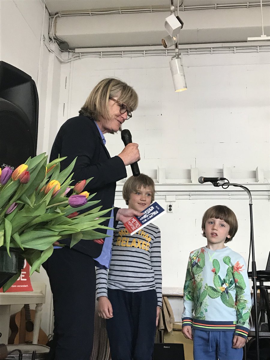 <a href="/cobyvanberkum/">CobyvanBerkum</a> krijgt het eerste #Metromorfose van <a href="/baskok_/">Bas Kok</a> Een boek over <a href="/NoordZuidlijn/">NoordZuidlijn</a> en wat dat betekent voor #020Noord