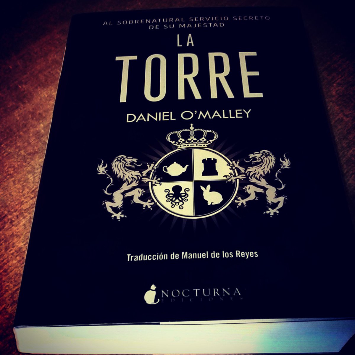 albertobarbas's tweet photo. #LaTorre de #DanielOMalley, con traducción de @tradelosreyes y editado por @NocturnaEd.

Una muy divertida historia de espías, conspiraciones, agencias secretas a lo #torchwood, conejos, vampiros, perdidas de memoria y mil cosas más https://t.co/Qv6Sxo9Piv