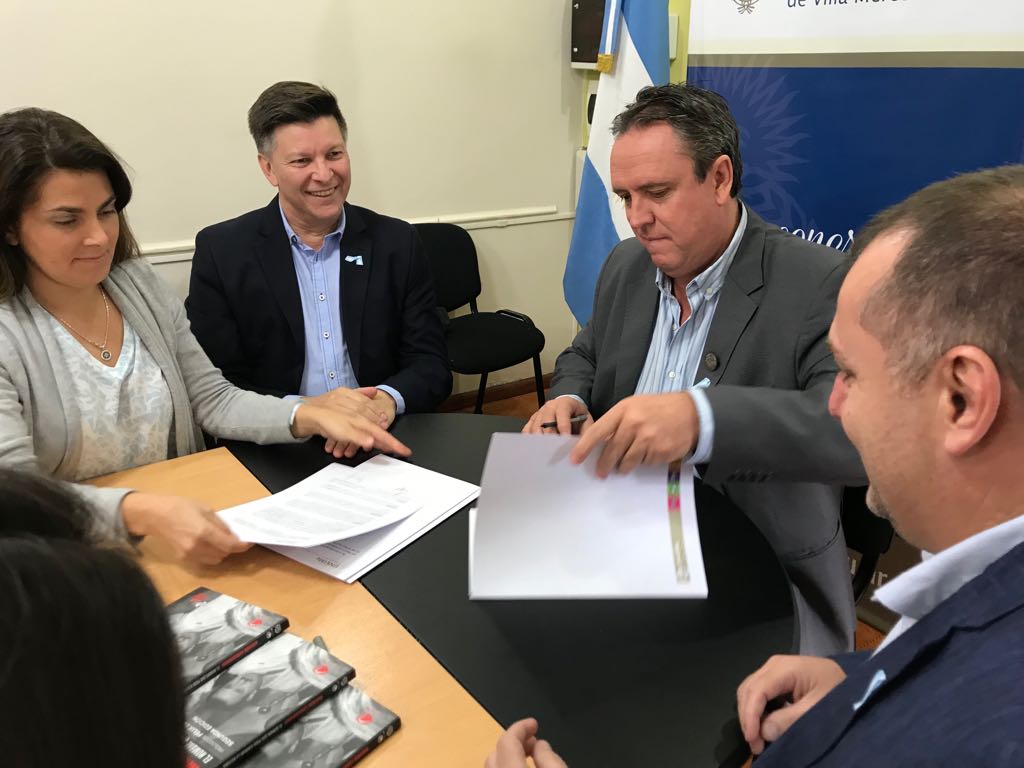 joselriccardo's tweet photo. Participando de la reunión en donde la Universidad Nacional de Villa Mercedes firma convenio de cooperación con el Instituto Moisés Lebensohn. El Rector David Rivarola y él presidente del Instituto Hernán Rossi rubrican el convenio Marco ... https://t.co/OIjmaPr1ug https://t.co/9W0kqTR9aA