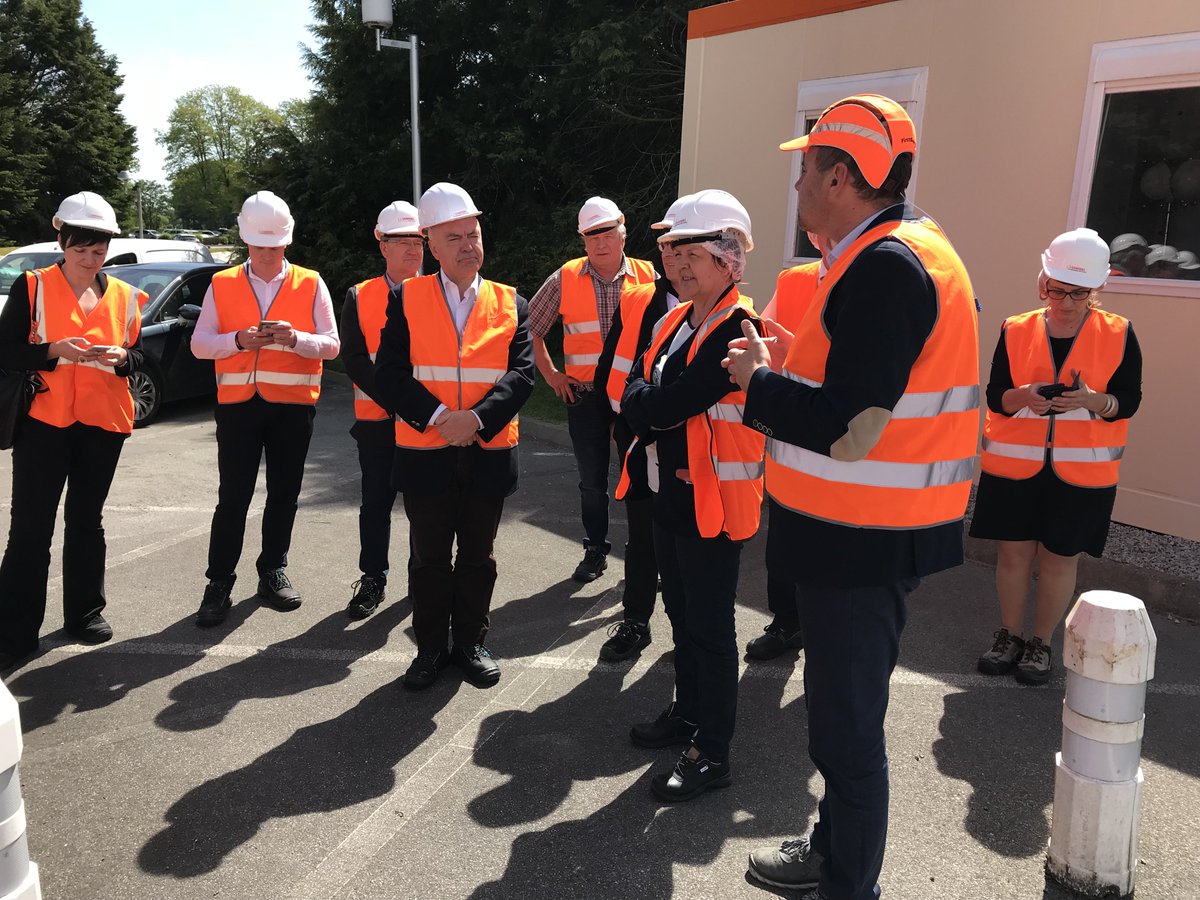 Les députés bretons présents à l'invitation des producteurs d'oléagineux de Bretagne et de la <a href="/FRSEA_Bretagne/">FRSEA Bretagne</a> . Usine Sanders de Saint-Gérand .