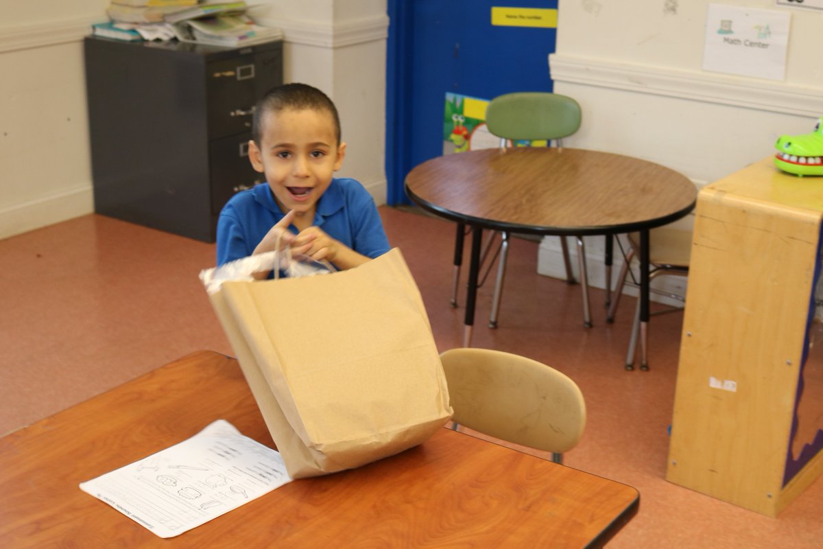unitedwayinc's tweet photo. Accept the Summer Smarts Packs Challenge! 

Help us reach 5,000 local children this summer by making Summer Smarts Packs - it's the perfect activity for a group philanthropy project! #FindtheBestWay #SummerSmarts 

Learn more at https://t.co/nLzjkf8c1s https://t.co/TvAoTvULdz