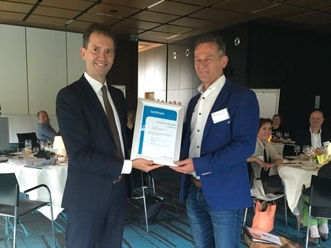 BCSteenwijk's tweet photo. Gisteravond heeft @vanHijum het certificaat Organisatorische Innovatie uitgereikt aan de nieuwe pionier Harm Vredenburg. Gefeliciteerd Harm! https://t.co/LsqrPPybbI