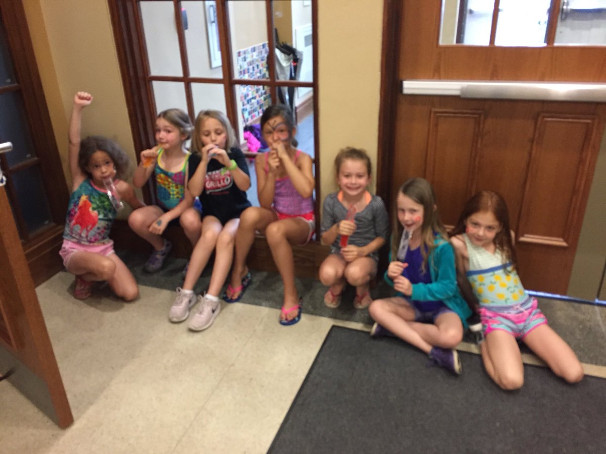 MrsD_FunInFirst's tweet photo. @TillmanSchool #fieldday Popsicles! https://t.co/wYmzrlGvcv