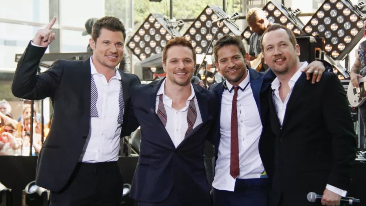 trackrecord's tweet photo. Merry Christmas from 98 Degrees! https://t.co/4uBnRctcPd https://t.co/wVYJhc1Kzt