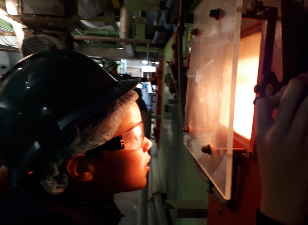RED_engineers20's tweet photo. De eerste tech-kids hebben een indrukwekkende rondleiding gehad @twencehengelo! Inspiratie en informatie om ideeën te ontwikkelen voor een duurzamer beheer van de aarde #REDEngineersChallenge #EarthiscallingTwente #duurzaam #techkids @SaxionTechniek @Pre_UTwente https://t.co/o1PRFsREbJ