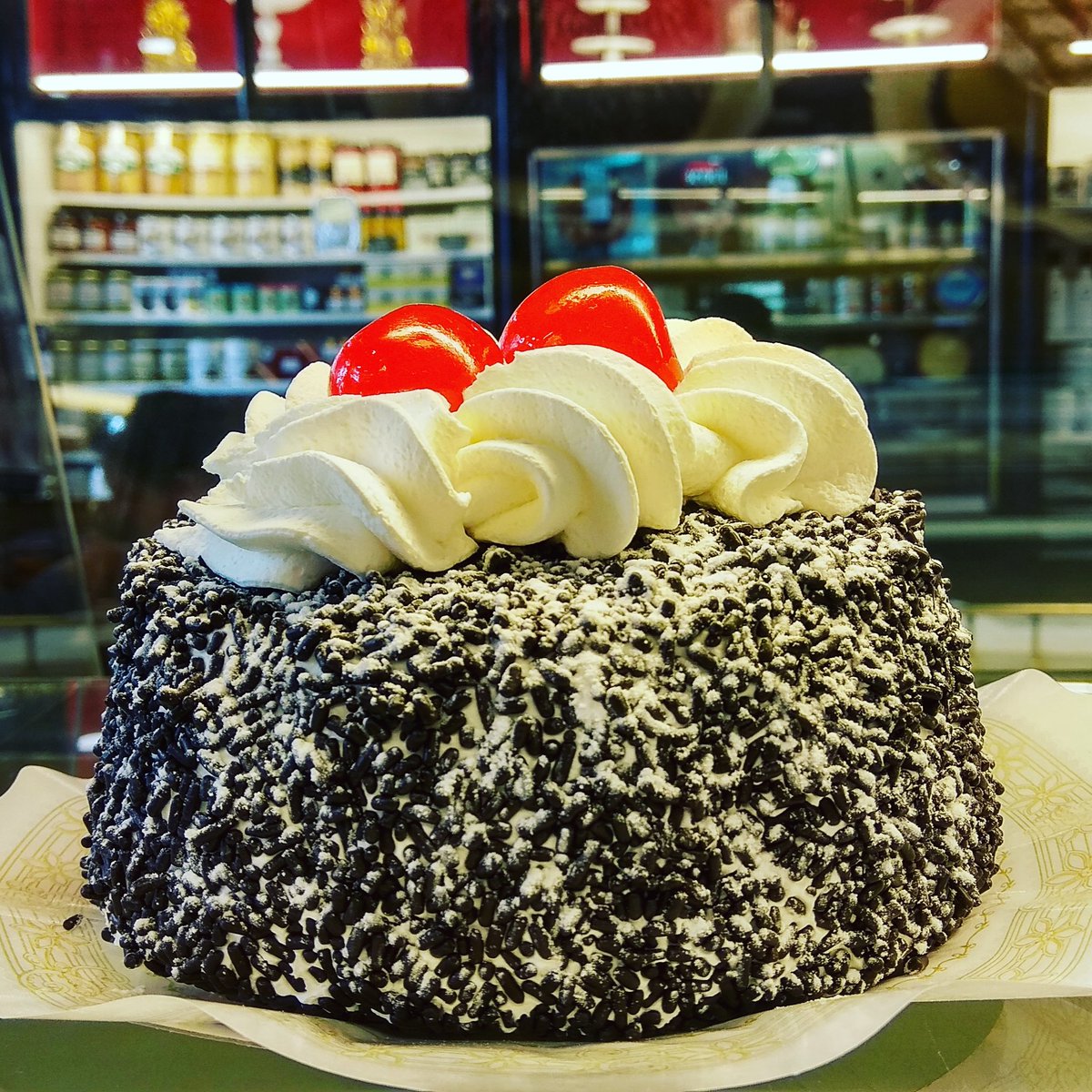 Lhardy De Las Tartas Clasicas Y De Las Que Mas Gustan Nata Fideos De Chocolate Y Las Guindas Por Encima Tartadenata Tartas Nata Pasteleria Madrid Lhardy Lhardytienda Casalhardy T Co W3fvzhrnua