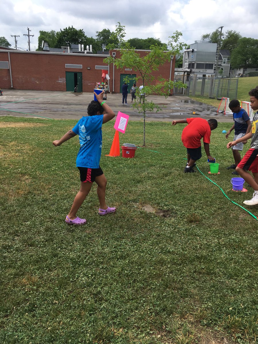 suzannejohnso81's tweet photo. Field Day @InglewoodES was organized by the #Amazing #PE #Teacher @frandunaway25! #Julia is playing the #4thGrade version of the Leaky Cup Relay! :) #FieldDay2018 #IES https://t.co/EdPpgvcSOX