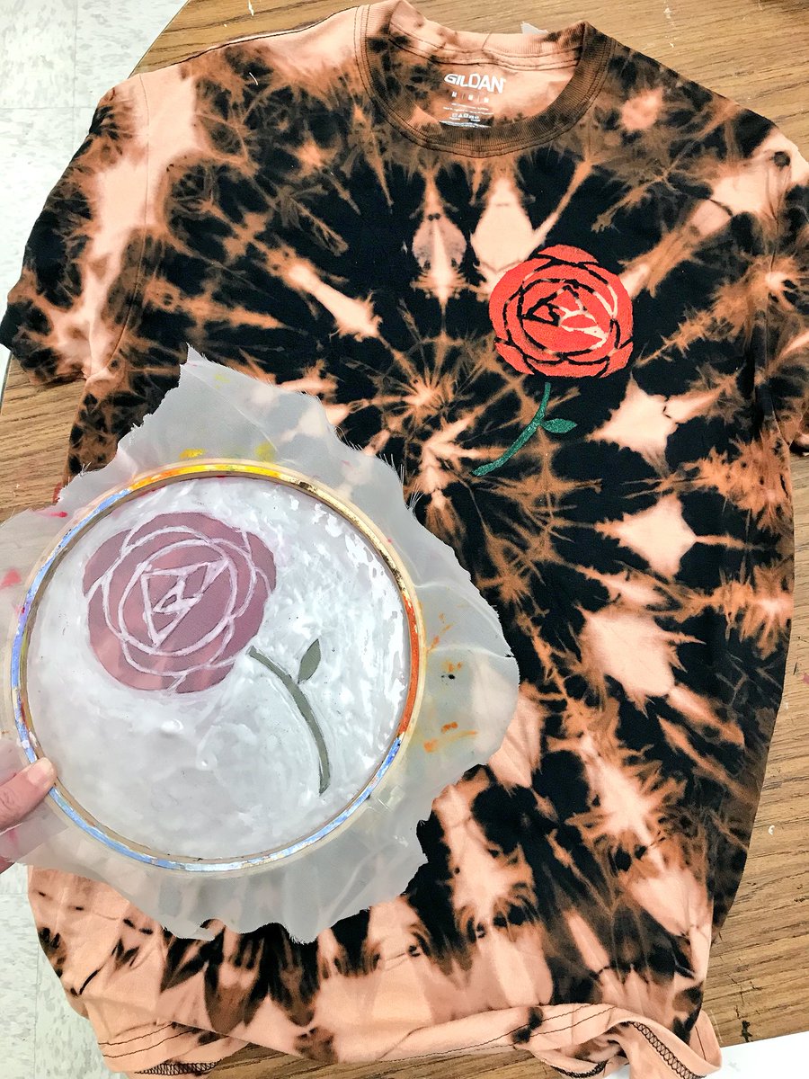 krKaiserART's tweet photo. Tie-dye + screenprinting fun for our last few days together! #RedskinsCreate #PrideoftheTribe #bestsemesterever https://t.co/ESZM9AOFKh