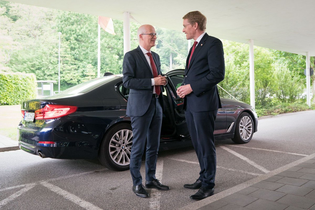 Bürgermeister <a href="/TschenPe/">Peter Tschentscher</a> hat heute Ministerpräsident Daniel Günther aus #Schleswig_Holstein besucht. "Wir haben bekräftigt, dass wir den vertrauensvollen Austausch unserer Länder fortsetzen und dieses auch persönlich eng begleiten wollen,“ sagte Tschentscher. (Fotos: Stk Kiel).