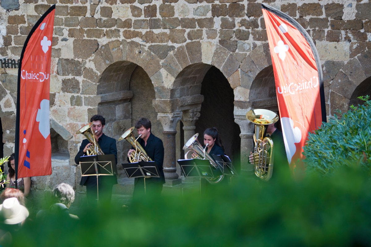 Fest_ChaiseDieu's tweet photo. [M-3] Le @Fest_ChaiseDieu approche, et l'été avec !!! Retour sur le parcours "Suivez la musique!" de 2017, sérénades itinérantes qui sillonnent le territoire local avant de se réunir sur le parvis de l'Abbatiale Saint Robert pour ouvrir le Festival ! https://t.co/Hwy7CFmcxr