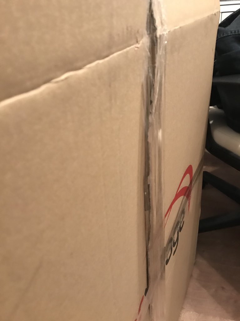 repulles's tweet photo. @deporvillage Muchas gracias, parece que fue problema de empresa de mensajería que destrozó la caja. https://t.co/Rg1I7HbCN1