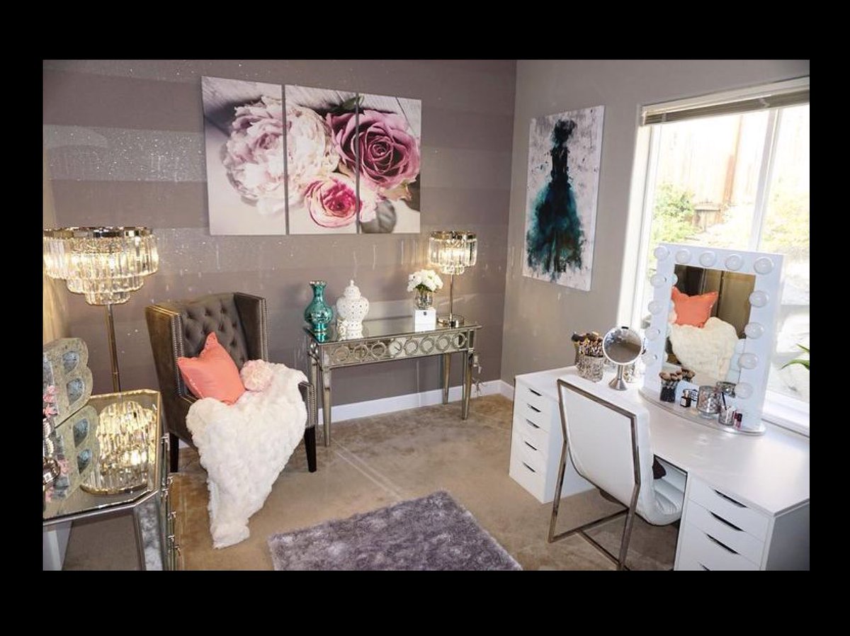 SonnyCosmetics's tweet photo. Who needs a #beautyroom like this? 🙋🏻 .
.
#sonnycosmetics #vanityinspo #vanityroom #makeupjunkie #makeuproom #beautydesk #vanityinspiration #vanitymirror #zgallerie #anthropologie #anthropologiehome #zgalleriemoment https://t.co/c9xNuLEjkZ