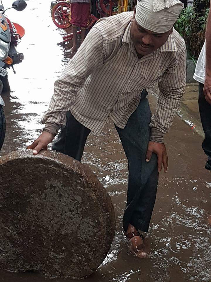 ChetanNarote's tweet photo. #अवकाळी_पाऊस प्रभागातील जुनी मिल चाळीतील नागरिकांच्या घरात अवकाळी पावसामुळे पाणी शिरलं होत तातडीने महानगरपालिकेचे कर्मचारी बोलवून ते पाणी काढण्यात आले ..
सोलापूर महानगरपालिकेचे ब्रिद वाक्यं जन सेवा हिच ईश्वर सेवा
मा.चेतन भाऊ नरोटे
काँग्रेस गटनेता, नगरसेवक मनपा, सोलापूर https://t.co/92uu7OTxSu