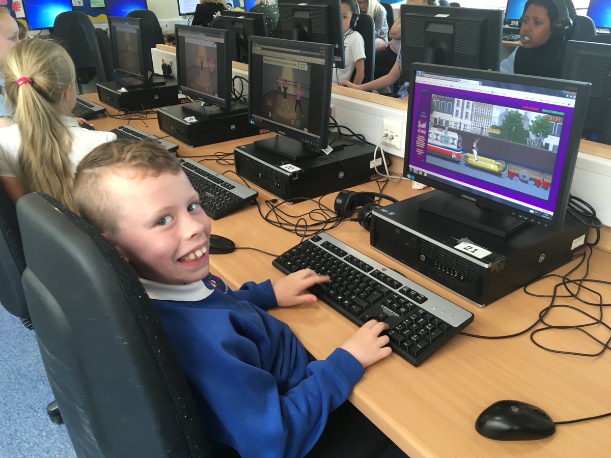 P4PiriePark's tweet photo. Some children in P4a chose to go on @sumdog for their golden time treat today! 🔢🌟⌨️@glasgowcounts #mathsisfun https://t.co/grmfi8k2J9