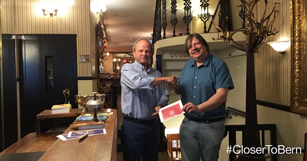 🎉 Stolzer Gast im Traditionshaus🤝 🎉 Gastgeber Dirk Raufeisen überrascht Direktbucher François De Robiano mit einem #CloserToBern-Gutschein des Hotel Belle Epoque. ✅📞🌐📧👥 Direkt buchen und jubeln: closertobern.ch | #BERNHotels #Hotel #Direktbuchen #Jubeln