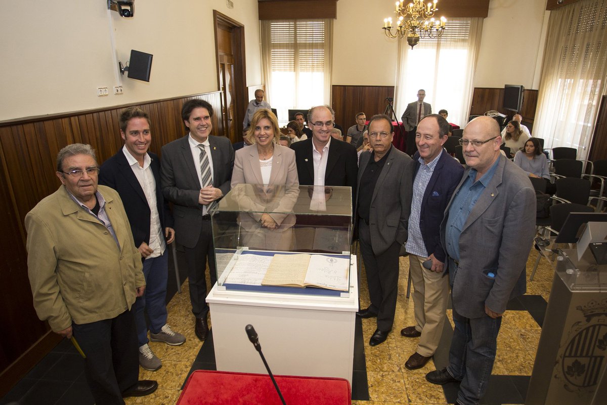 DiputacioGirona's tweet photo. ⚽🎂 El president @PereVilaFulcara ha assistit aquesta tarda a la presentació dels actes del centenari de la @UEFigueres. Un dels esdeveniments centrals serà un partit d'homenatge amb el @GironaFC. També s'ha donat a conèixer el logotip del centenari! #centenariUEF https://t.co/LDNFJgYXFv