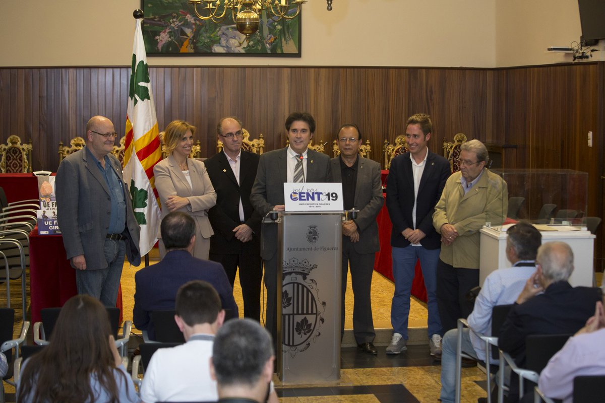 DiputacioGirona's tweet photo. ⚽🎂 El president @PereVilaFulcara ha assistit aquesta tarda a la presentació dels actes del centenari de la @UEFigueres. Un dels esdeveniments centrals serà un partit d'homenatge amb el @GironaFC. També s'ha donat a conèixer el logotip del centenari! #centenariUEF https://t.co/LDNFJgYXFv