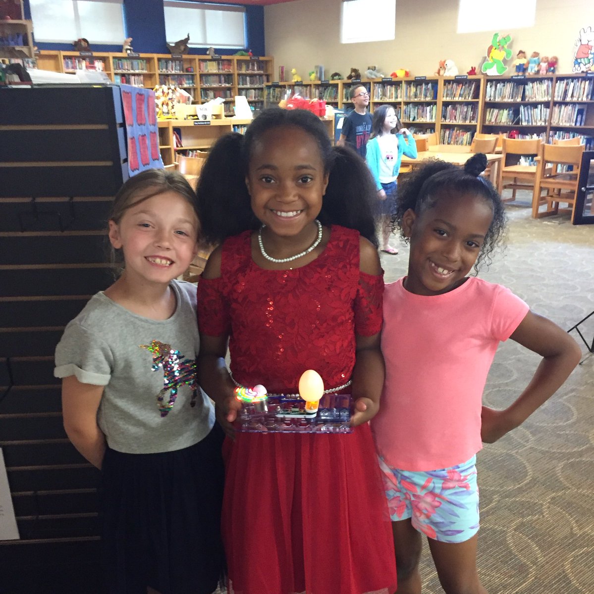 hannahjogden's tweet photo. These 2nd graders are glowing because they created their first circuit. “I figured it out all by myself!” are beautiful words to hear! @McNeillAdmirals https://t.co/lZLwdY8fea