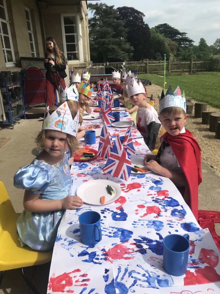 WestonbirtKS1's tweet photo. There have been lots of exciting things happening for the KS1 classes today in preparation of tomorrow’s special day! #RoyalWedding2018 https://t.co/wkRaYW1xDb
