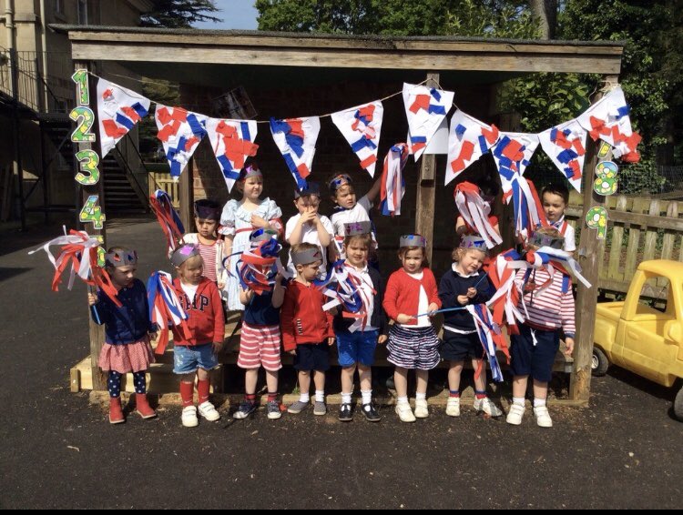WestonbirtKS1's tweet photo. There have been lots of exciting things happening for the KS1 classes today in preparation of tomorrow’s special day! #RoyalWedding2018 https://t.co/wkRaYW1xDb