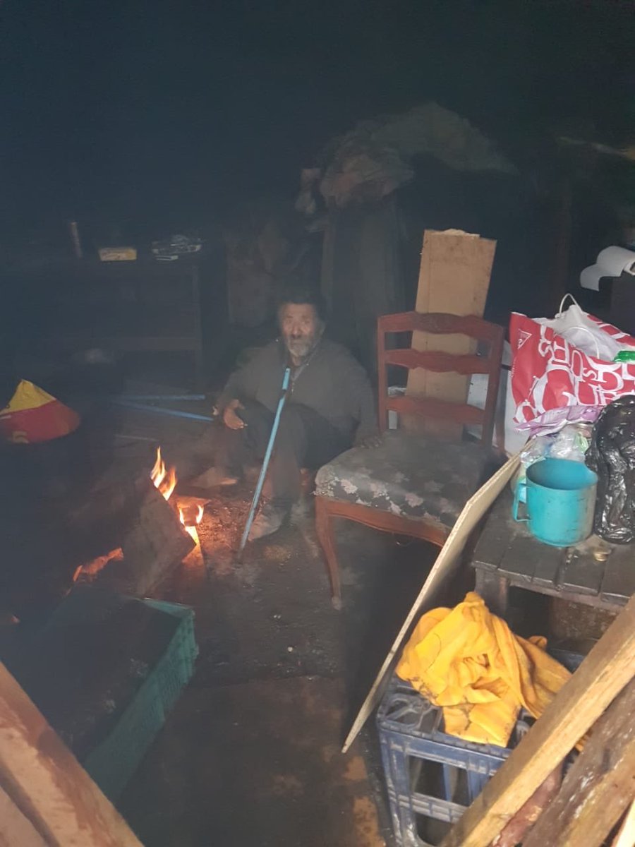 Regia_Pam's tweet photo. Camino a panguipulli, a 1 Km del camino a Licanray vive un anciano inválido, en condiciones que no se considera digno para el ser humano. Sin luz, sin baño, en el barro, su cama toda mojada, el lugar no es suyo 
#ChileLoHacemosTodos 😢🙏
@munivca_py https://t.co/3cMCJtdsaQ