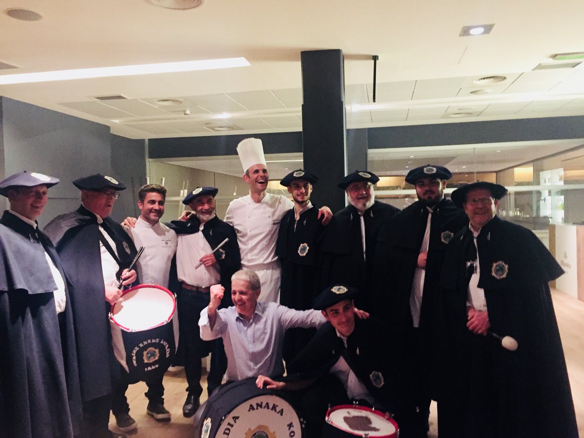 ElkarrekinBai's tweet photo. Como una imagen vale más que mil palabras, así te contamos cómo fue la cena #SingularSolidario en el Restaurante @Inigo_Lavado de ayer. Eskerrik asko! Hauek izan dira beste askoren lehen afariak!! https://t.co/KgT6yODLzv