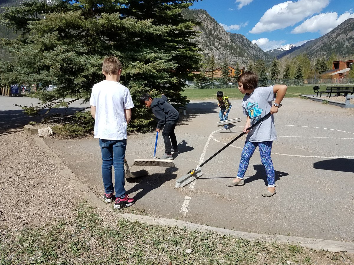 FRE_MrsHume's tweet photo. 4th graders took the initiative top clean up the playground of gravel and wood chips to make it a safer place to play! @FREprincipal @FriscoPanthers #FREpanthers https://t.co/yU6Hhidztv