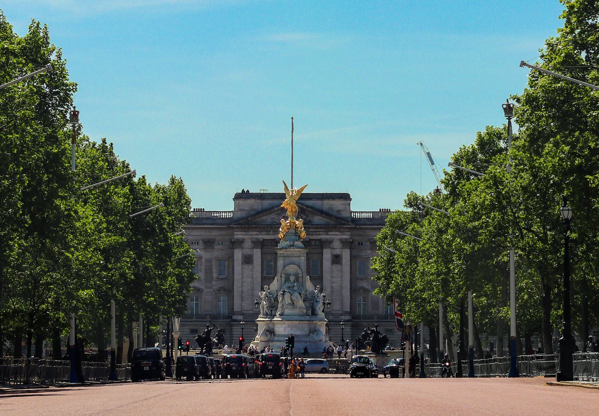 Property_247's tweet photo. Buckingham Palace looking remarkable in the sun. The #RoyalWedding is getting closer... https://t.co/k1MeFPhqxi