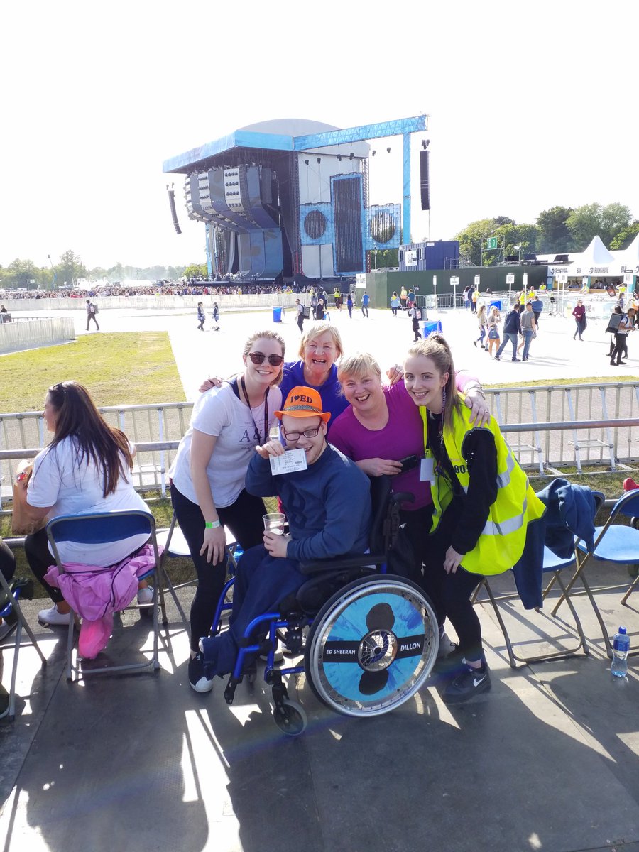 Ed_Sheerleaders's tweet photo. So lovely bumping into Ed Sheeran superfan Dillon & his family earlier today. This will be Dillon's 3rd time seeing Ed & we have a feeling it definitely won't be the last. Enjoy the show guys ๐โ๐๐ #EdIrishTour #EdSheerleaders #EdSheeran #EdDublin #PhoenixPark https://t.co/wJvZegx4Ne