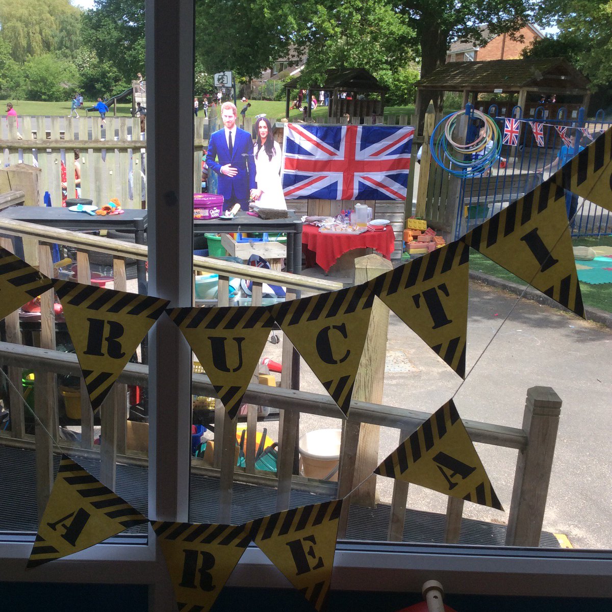 🇬🇧🥪🍰Thank you SO much to all our lovely Nursery children and their families for making the Royal Wedding Picnic so special 🌟Our special visitors loved it so much they stayed and played in the garden!👸🏻❤️🤵🏼👑🎉🎩