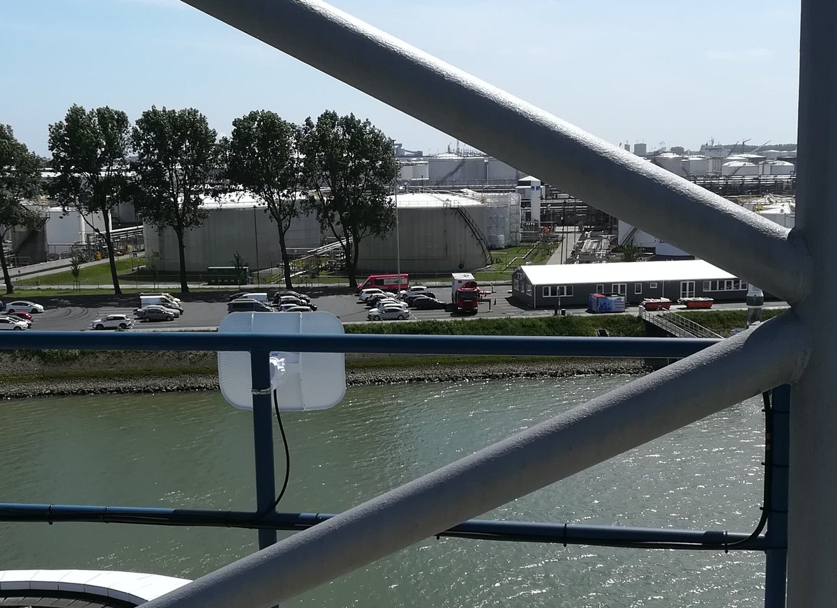 ColoCenter's tweet image. Gisteren voor de krve, een belangrijke organisatie voor de #Rotterdamse #haven, een tijdelijke straalverbinding opgeleverd in samenwerking met @SignetISP . De tijdelijke loods is de komende twee jaar mede door ons voorzien van snel internet. Weer een tevreden klant!